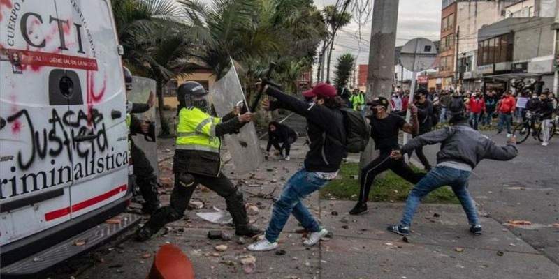 Colombia bajo fuego contra la policía: ya hay 10 muertos y 400 heridos
