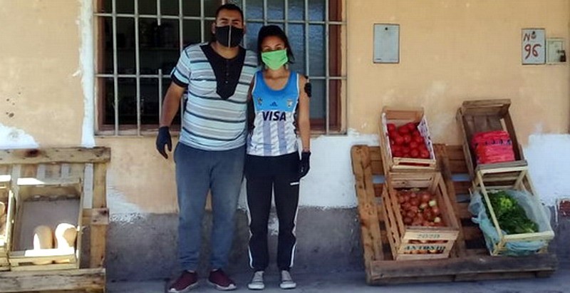 La otra cara de la pandemia: aprovecharon el IFE, y pusieron una verdulería con biblioteca incluida