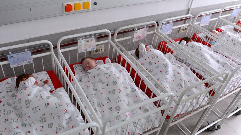 Dos familias se llevaron el bebé equivocado del hospital y durante 4 años lo criaron como propio
