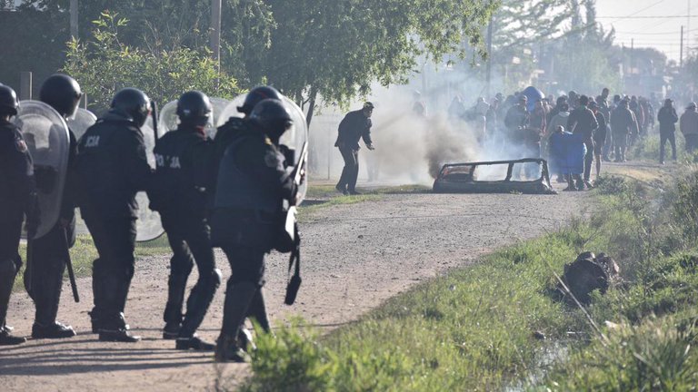 La policía desalojó el predio de Guernica: hubo incidentes y más de 30 detenidos