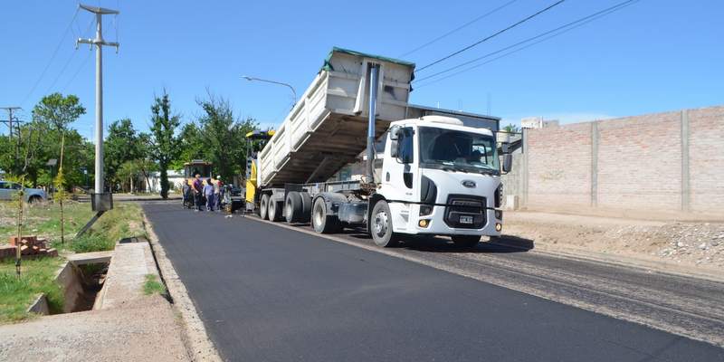 El asfalto llegó al barrio Los Prados