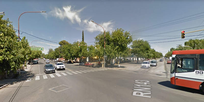 Dos jóvenes borrachos chocaron un móvil en la avenida Balloffet