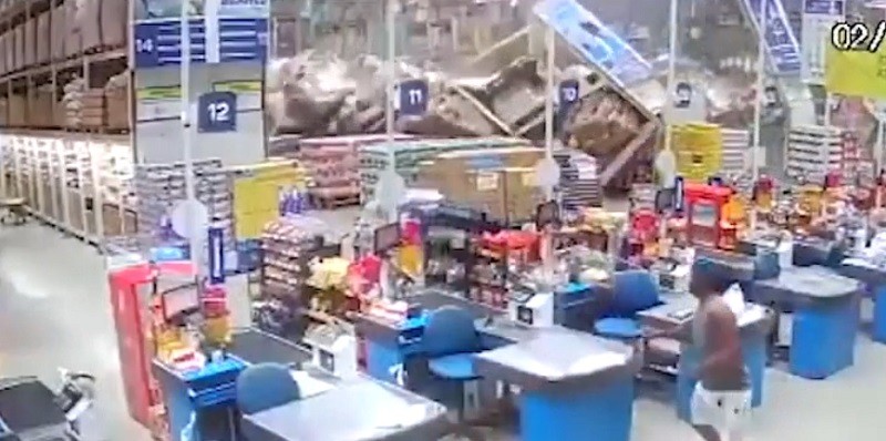 Tragedia en un supermercado: las estanterías se derrumbaron y mataron a una empleada