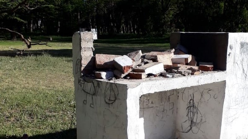 Destrozaron churrasqueras en el Parque Mariano Moreno