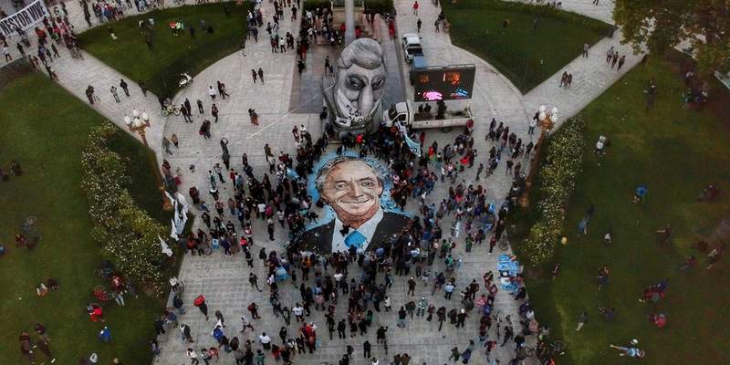 Pintaron un mural de Néstor Kirchner en Plaza de Mayo