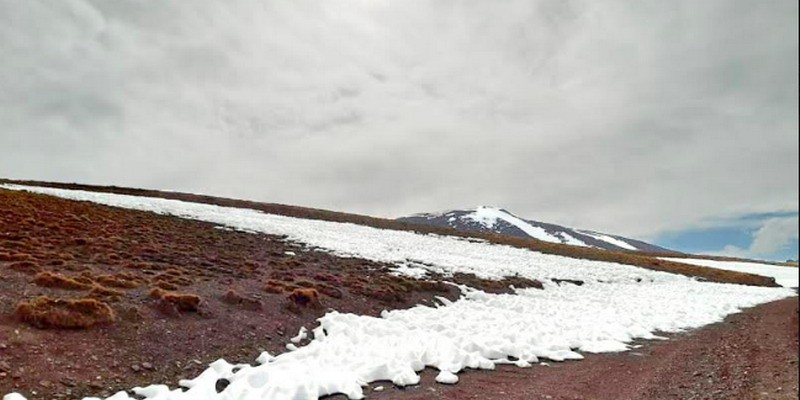 El desafío de despejar la ruta que conduce a la Laguna del Diamante
