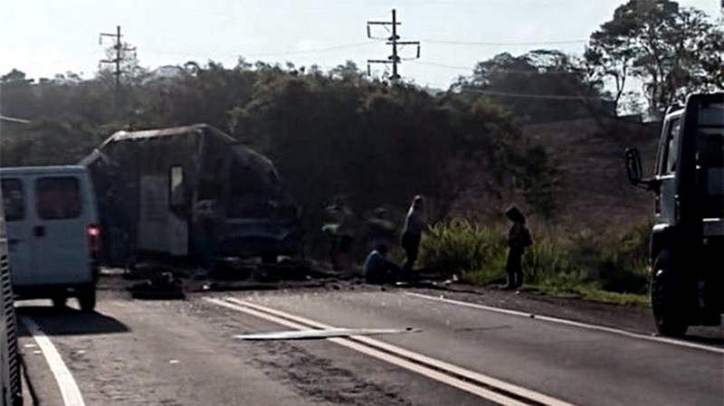Tragedia en Brasil: 37 muertos y 15 heridos al chocar un ómnibus contra un camión