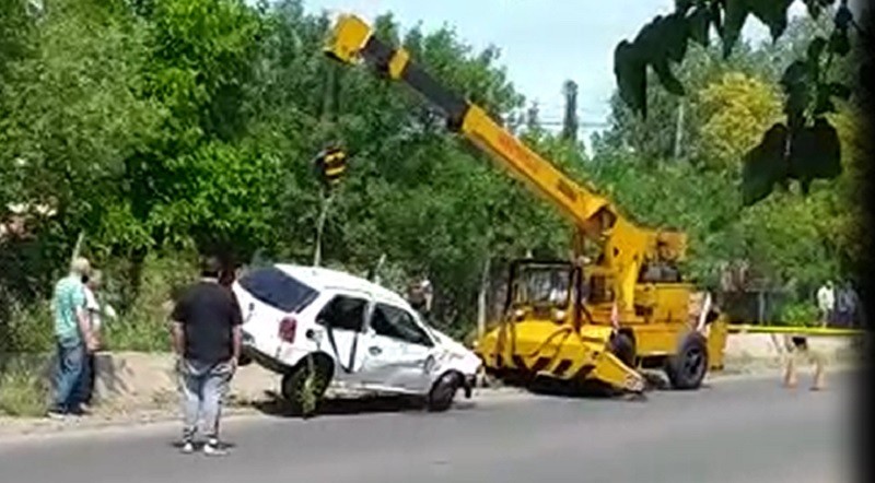 Evitó chocar con una moto y cayó al canal
