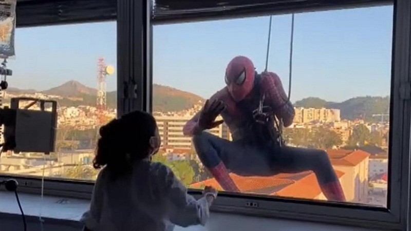 Un «Spiderman» se cuelga en un hospital para alegrar a los niños enfermos