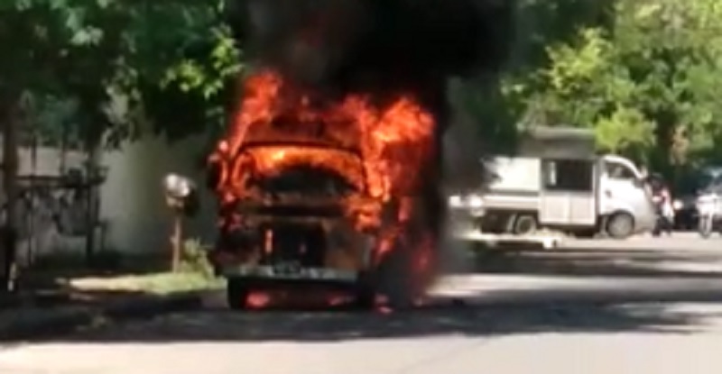 Perdidas totales al incendiarse un vehículo en Los Franceses