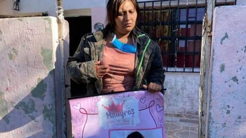 Habló la madre de la chica violada en manada por 10 hombres: «Pensé que se moría en mis brazos»