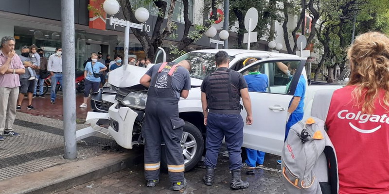 Fuerte choque en pleno centro, podría haber sido una tragedia