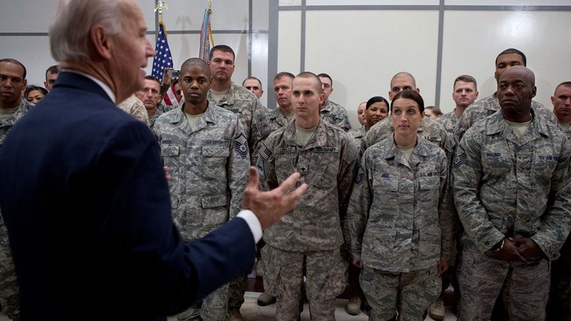 Biden anuló la prohibición de Trump de que personas trans formen parte del Ejército