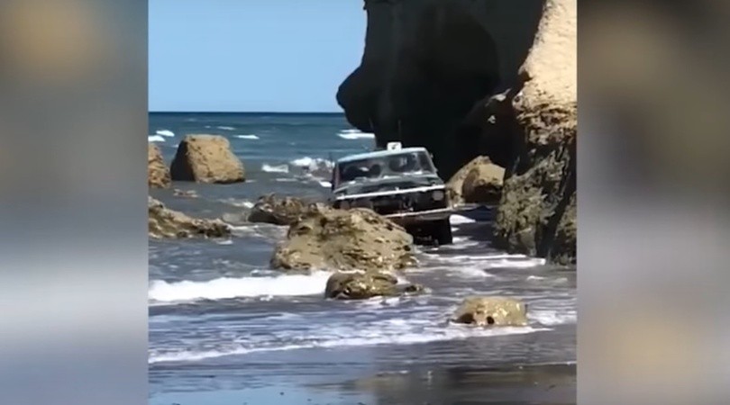 Video: el conductor de una vieja F-100 sorprendió a todos en la playa