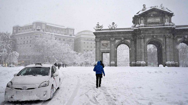 Histórica tormenta de nieve paraliza a España: hay cientos de automovilistas bloqueados y cerró el aeropuerto de Madrid