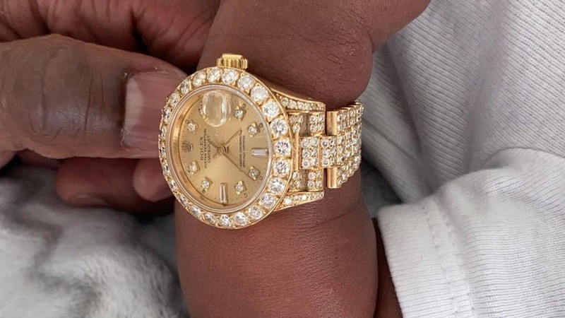 La última de Mayweather: le regaló reloj con diamantes a su nieto recién nacido