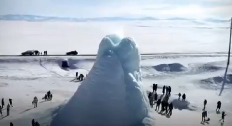 Apareció un volcán de hielo de 14 metros