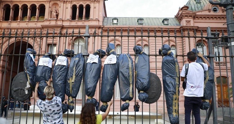Montaje espantoso: «Representan a los argentinos que murieron» dijeron los responsables