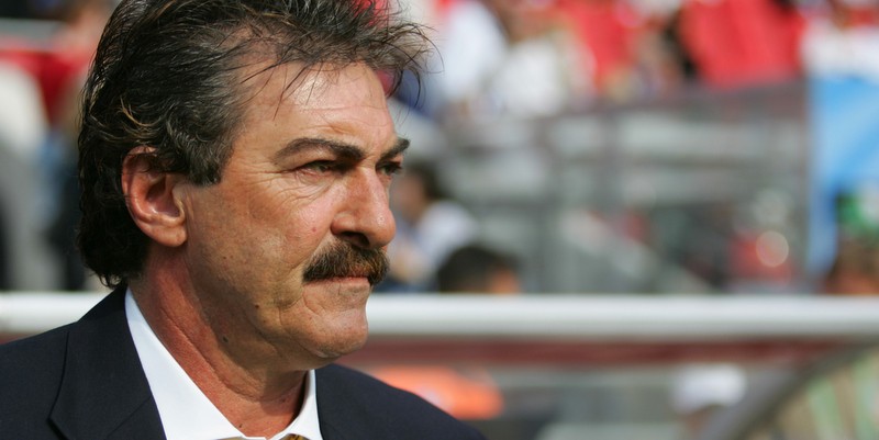 Ricardo La Volpe, a un paso de prisión: ordenaron detenerlo en una causa por acoso sexual