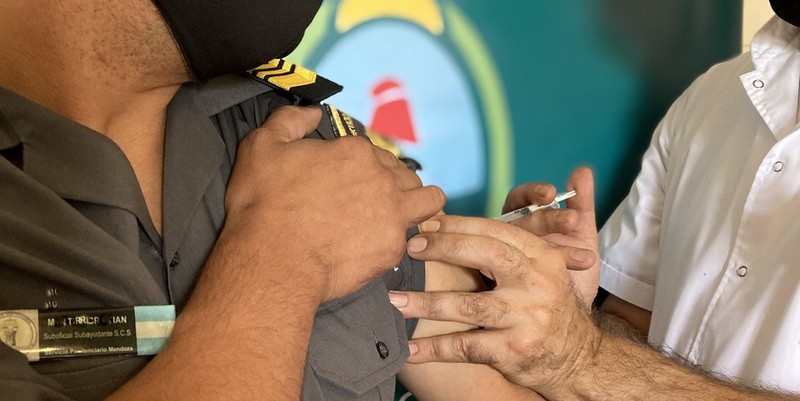 Vacunan a policías y penitenciarios, en el sur será en los próximos días