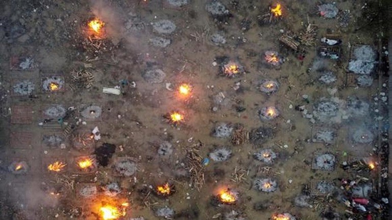 Drama en India: un drone captó cremaciones masivas por el coronavirus