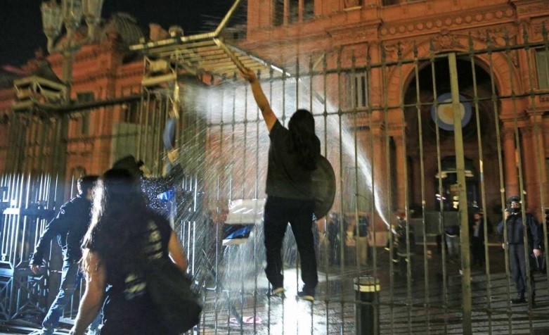 Protesta contra las restricciones y la suspensión de clases: hubo tensión en Olivos y Casa Rosada