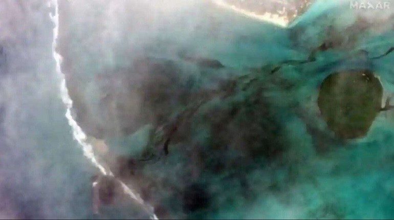 Un impactante choque de barcos en China produjo un enorme derrame de petróleo en el mar Amarillo