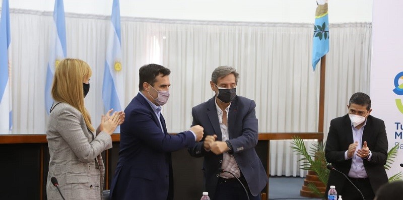 Firma histórica. comenzó el proceso de compra de materiales para construir el nuevo gasoducto