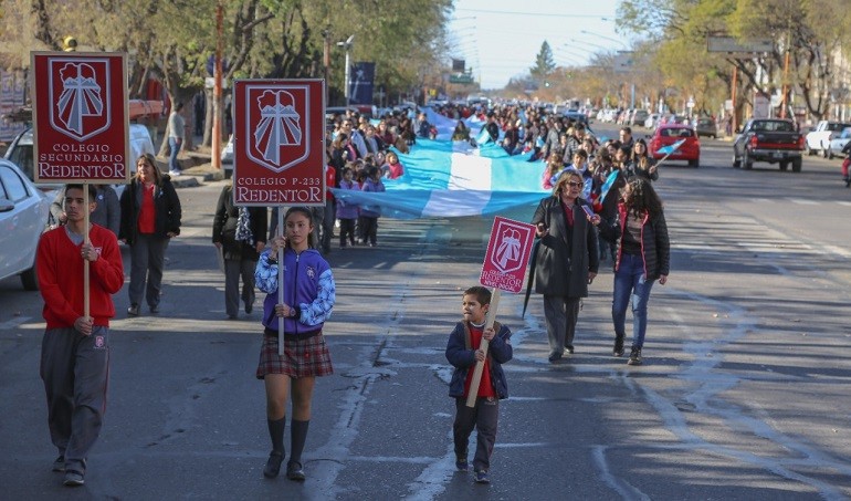La «Marcha Celeste y Blanca», una sana costumbre del Colegio Redentor