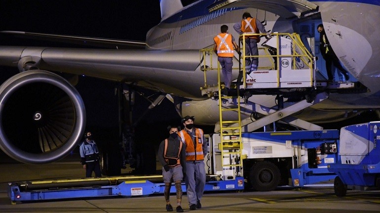 Llega por Aerolíneas Argentinas el primer lote del principio activo para la fabricación de vacunas