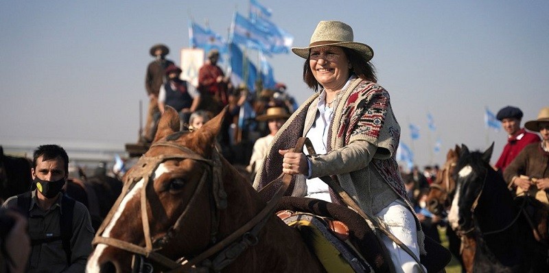 Patricia Bullrich, a caballo y con poncho, se sumó a la protesta del campo en San Nicolás