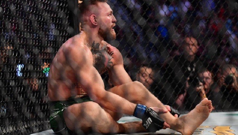 Impactante lesión de Conor McGregor: perdió ante Dustin Poirier en el primer round del UFC 264