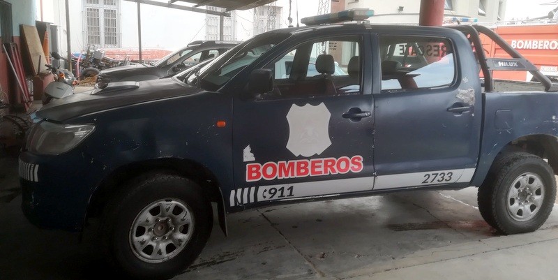 Fuerte choque en el que trabajaron los bomberos para sacar a una de las víctimas