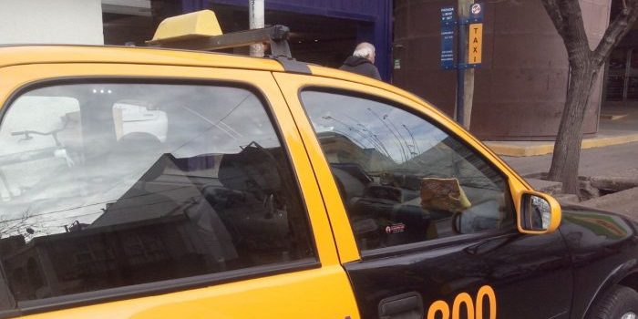 Roban a un taxista