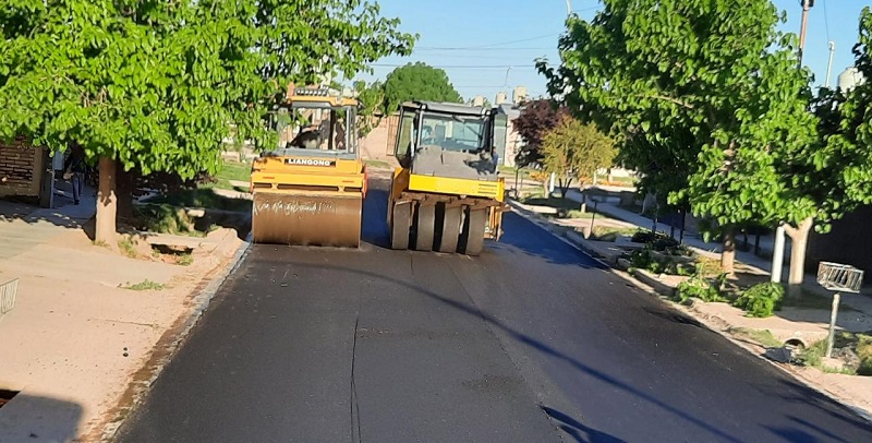 Se asfaltan calles del barrio Cristiano