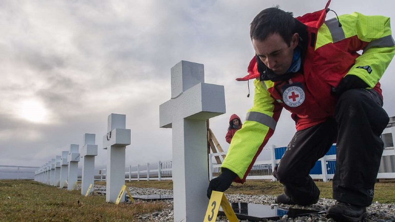 Malvinas: identificaron a cuatro combatientes argentinos caídos en la guerra que estaban en una tumba mal nombrada