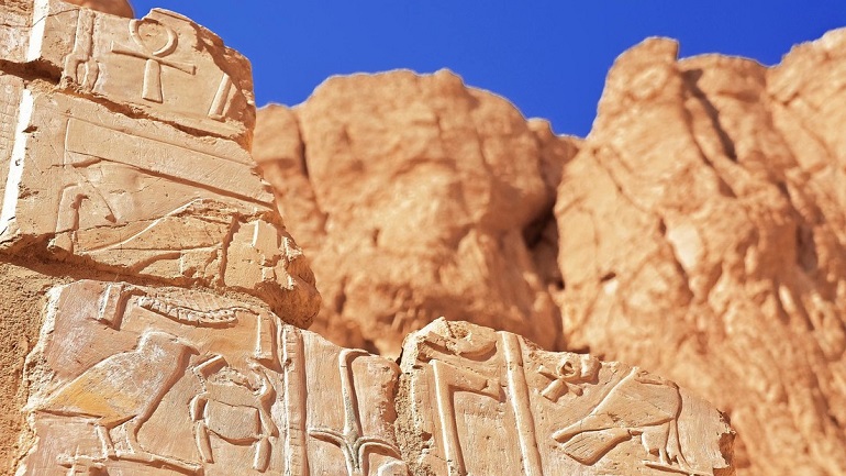 FOTOS: Hallan en Egipto un conjunto de herramientas rituales en el lugar de un templo antiguo