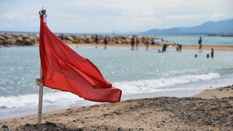 Nueve personas mueren ahogadas por fuertes oleajes en el sur de Francia
