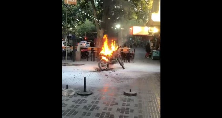Mendoza; Locura total en la Arístides, una pelea de borrachos terminó con una moto en llamas