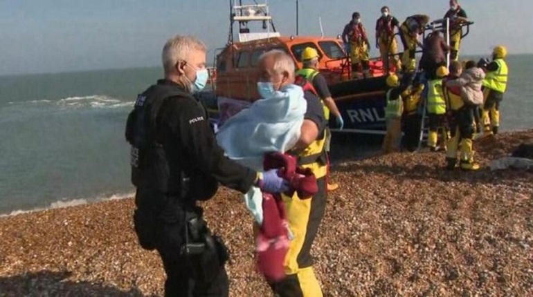 Inmigración ilegal: rescataron a una recién nacida que sobrevivió 9 horas en el canal de la Mancha