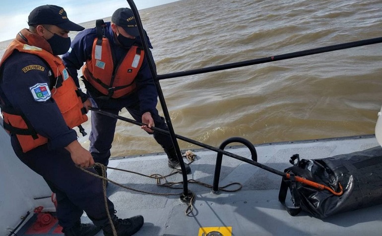 Un muerto, dos náufragos rescatados y 37 kilos de cocaína en el Río de la Plata