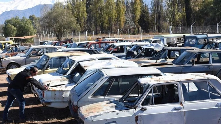 La compactación de vehículos ya es ley en Mendoza y ahora Suarez la tiene que reglamentar