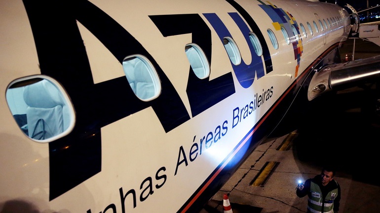 Pánico en la pista: Más de 130 pasajeros huyen despavoridos de un avión en Brasil tras gritar las azafatas que va a explotar (VIDEO)