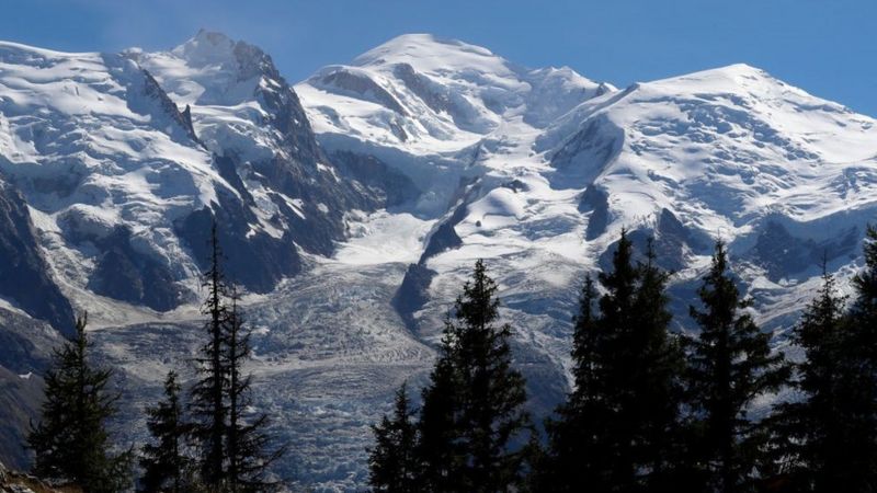 Mont Blanc: el montañista francés que se encontró unas piedras preciosas aparentemente perdidas en un accidente aéreo en los 60