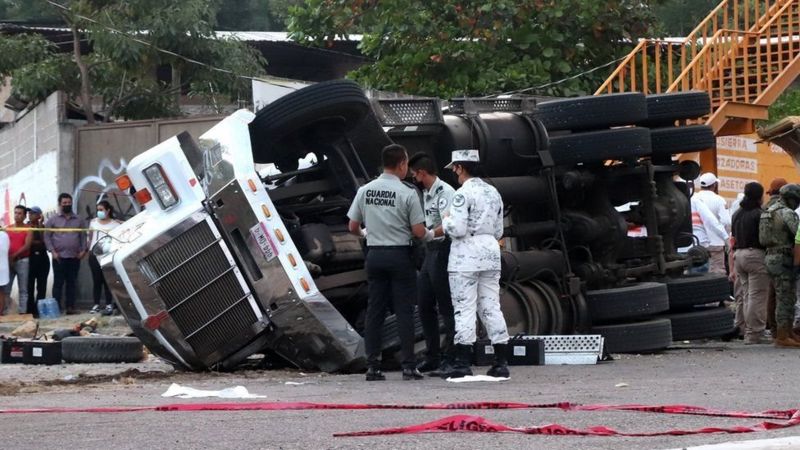Al menos 54 muertos tras volcar en México un camión que transportaba migrantes centroamericanos