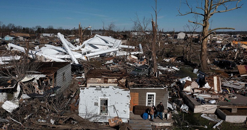Las escenas del horror: docenas de tornados devastadores arrasaron cinco estados de EE. UU.