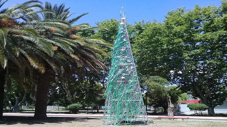Goudge; Instalaron un arbol de navidad «Gigante» con material reciclado