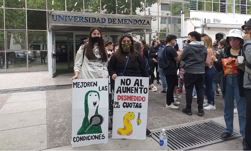 Alumnos de la UM se manifestaron por el aumento de las cuotas