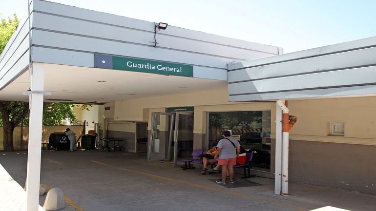Escándalo en el hospital El Carmen por enfermeros que se filmaron bebiendo en la guardia