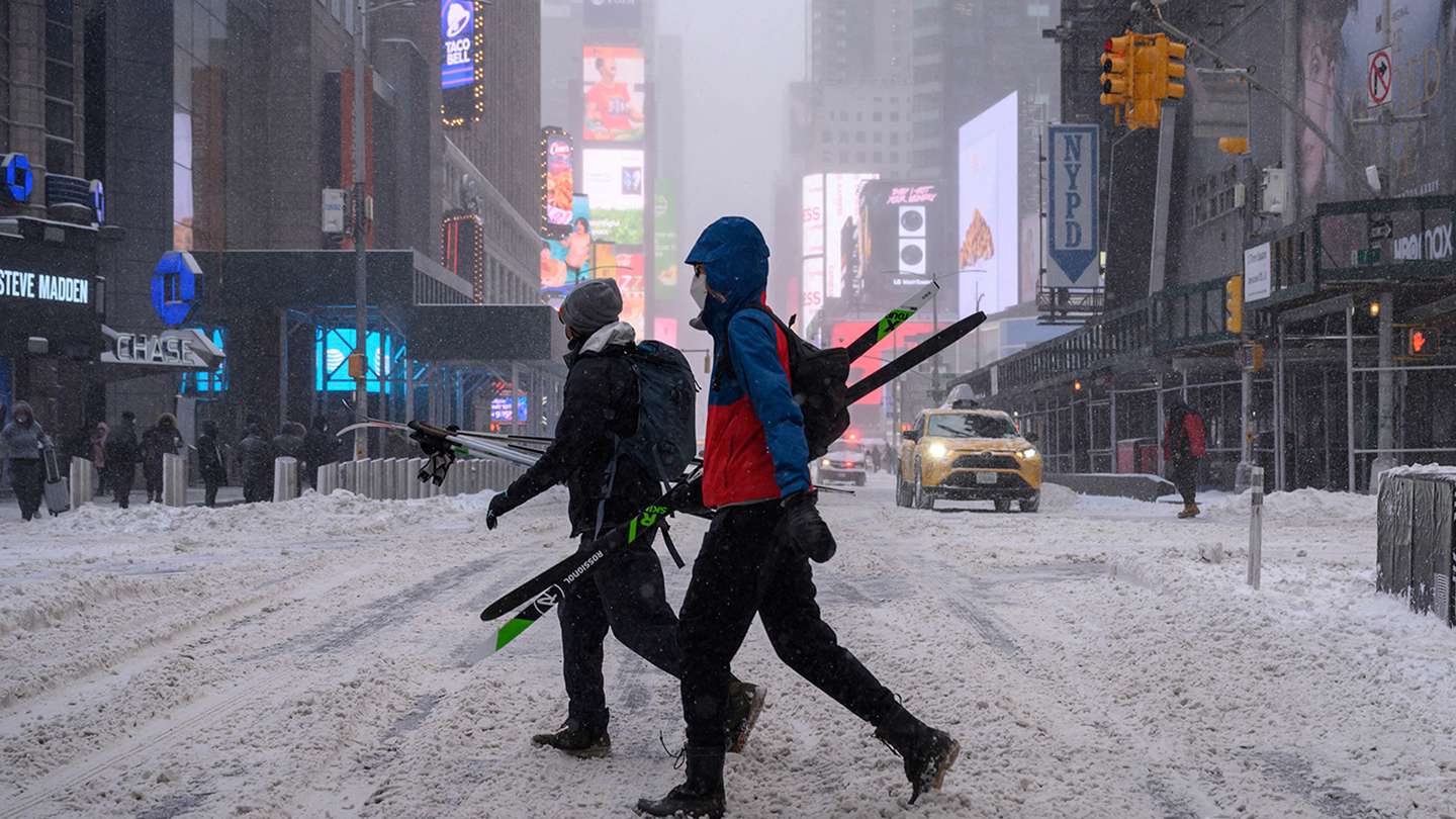 Ciclón bomba en Nueva York: caos en el transporte, cortes de luz y hasta 60 cm de nieve